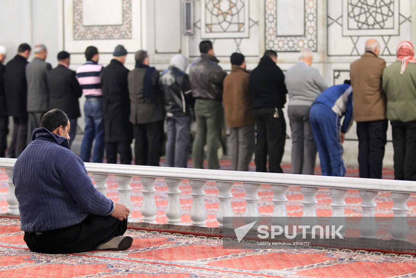Damascus residents perform Salah at Umayyad Mosque
