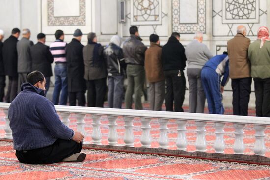 Damascus residents perform Salah at Umayyad Mosque