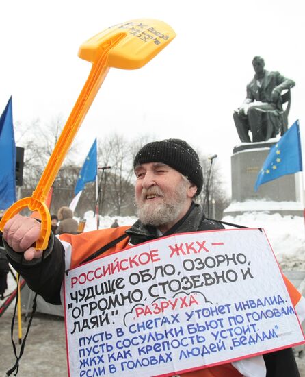 St. Petersburg residents protest utility services' poor work