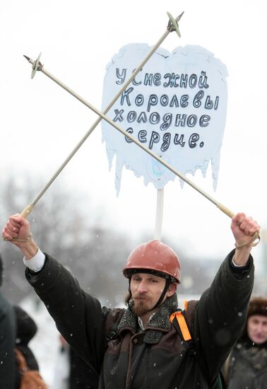 St. Petersburg residents protest utility services' poor work