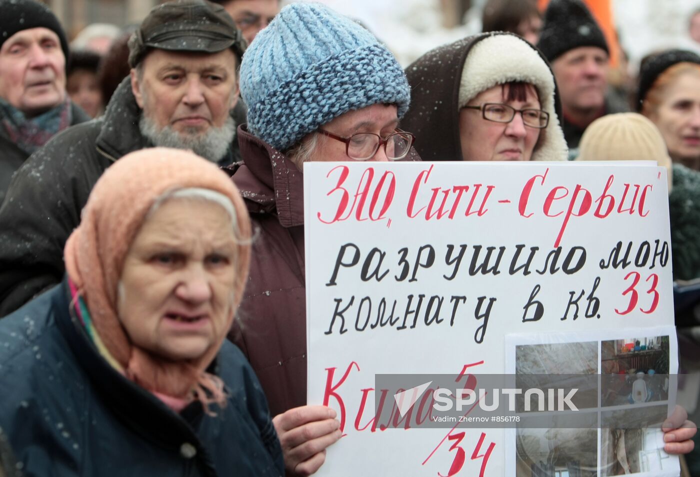 St. Petersburg residents protest utility services' poor work