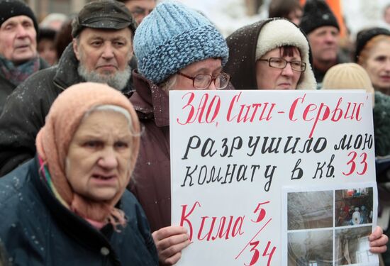 St. Petersburg residents protest utility services' poor work