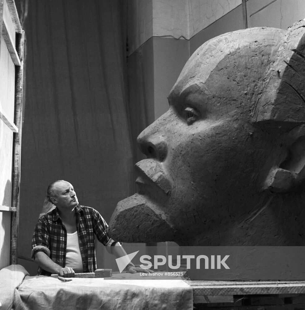 Sculptor Vladimir Tsigal at work