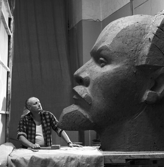 Sculptor Vladimir Tsigal at work