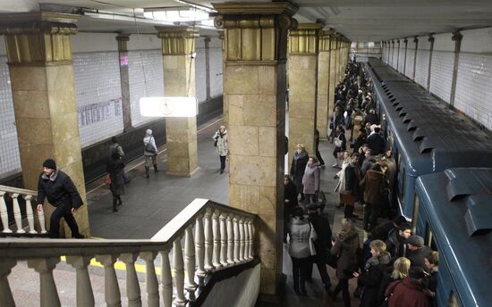 Passengers at Park Kultury station of Sokolniki Line