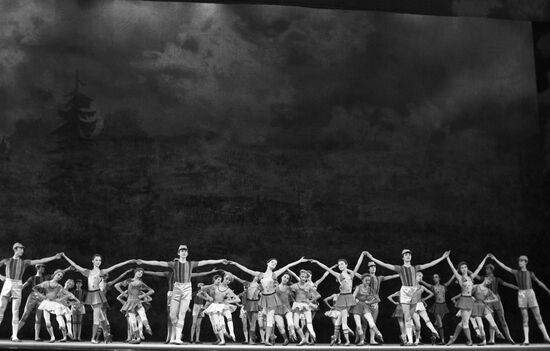 Ballet Timur and His Squad