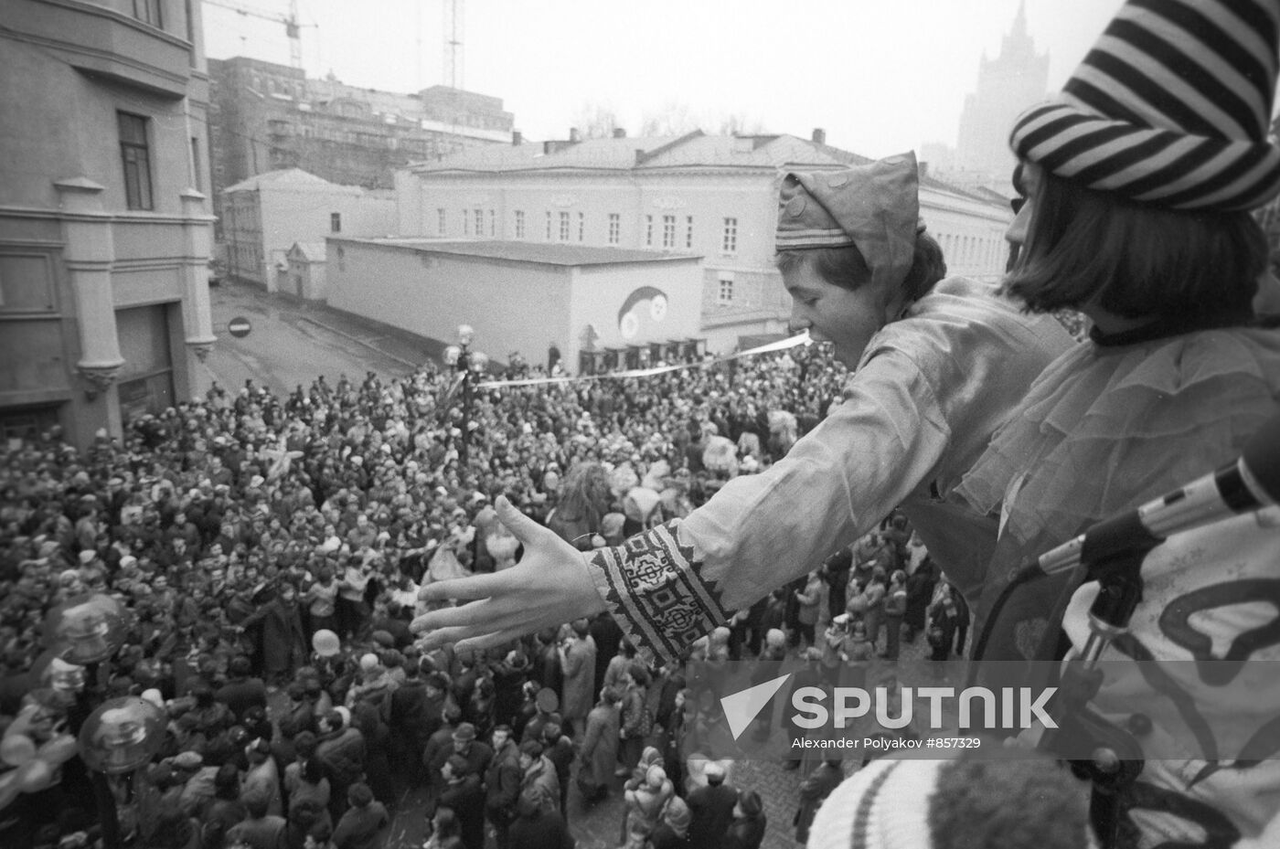 Skomorokhs at celebrations of Fools' Day in Arbat Street