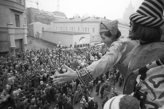 Skomorokhs at celebrations of Fools' Day in Arbat Street