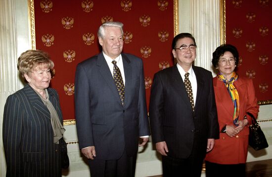 Boris Yeltsin and Li Peng and their wives