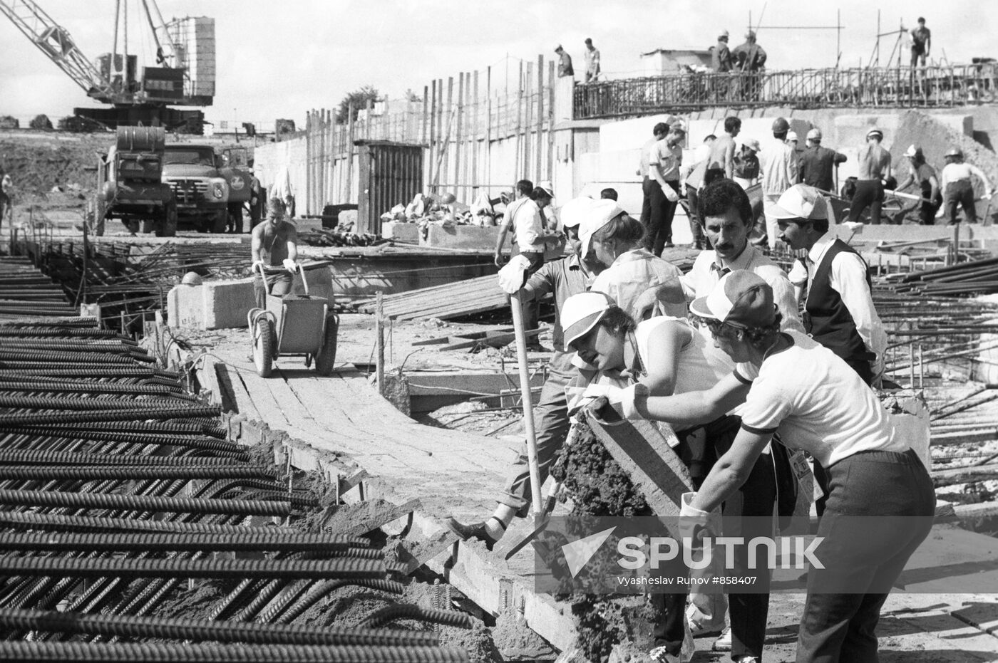 Festival participants on construction site of Victory Memorial
