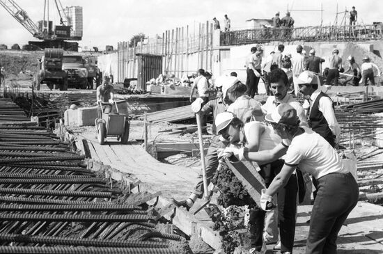 Festival participants on construction site of Victory Memorial