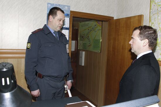Dmitry Medvedev inspects security systems, Kiyevsky Rail Station