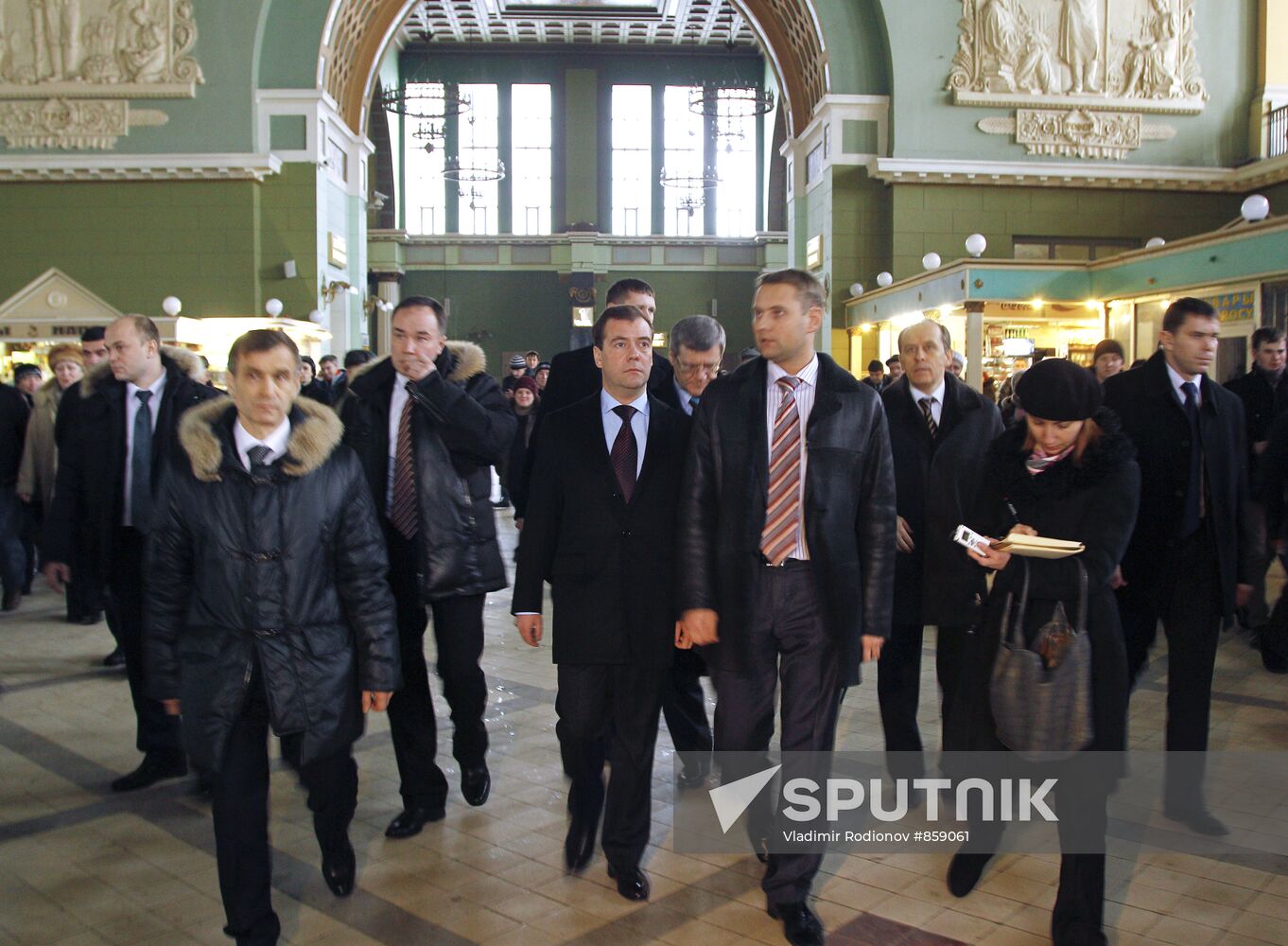 Dmitry Medvedev inspects security systems, Kiyevsky Rail Station