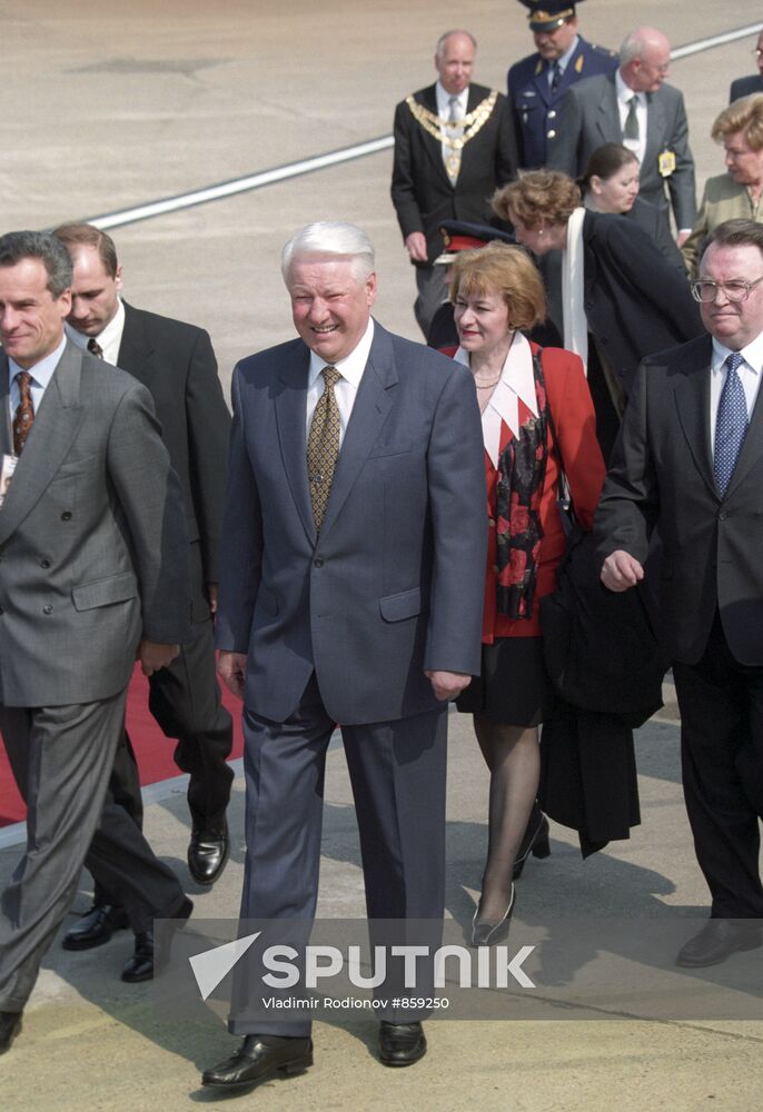 Boris Yeltsin arrives to the meeting of the Group of Eight