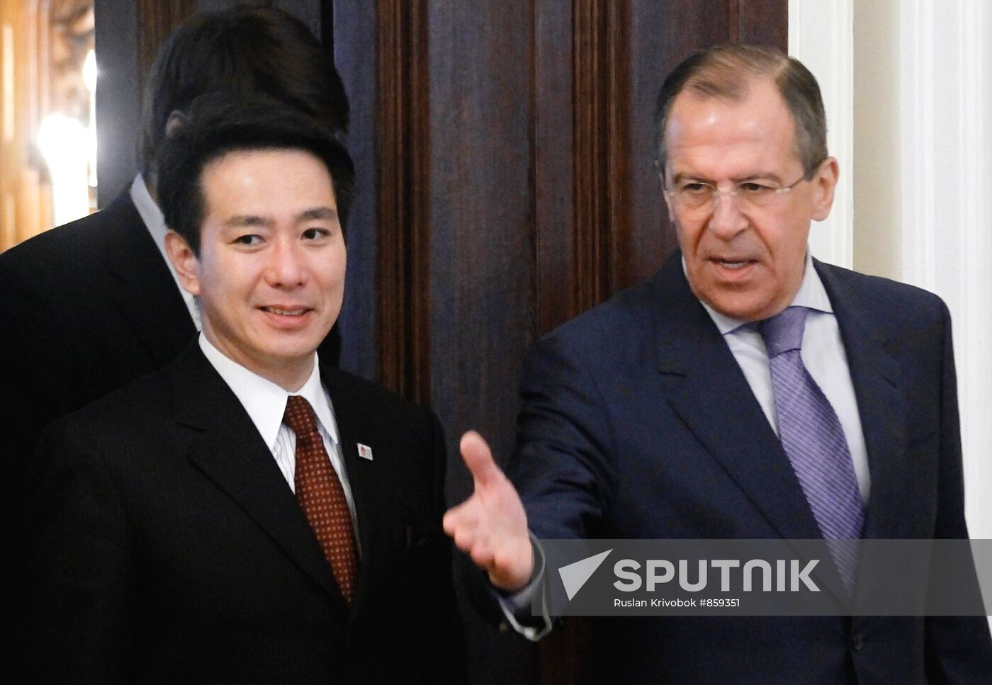 Russian and Japanese foreign ministers meet in Moscow