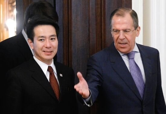 Russian and Japanese foreign ministers meet in Moscow