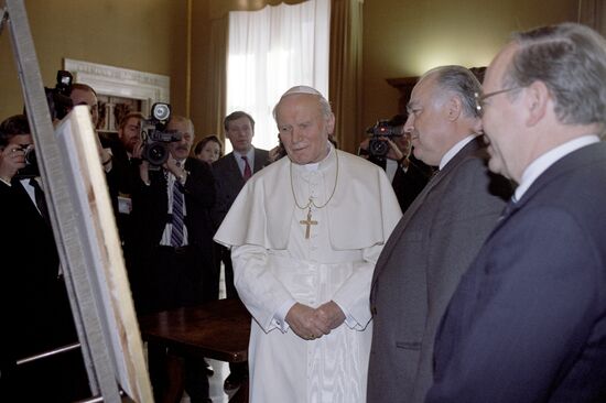 Viktor Chernomyrdin and Pope John Paul II