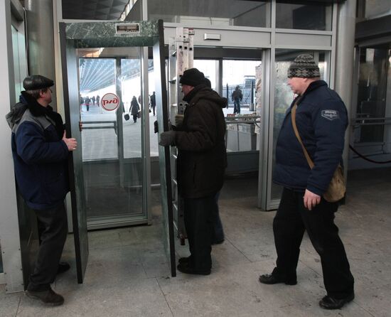 Installing metal detectors in the station in St. Petersburg