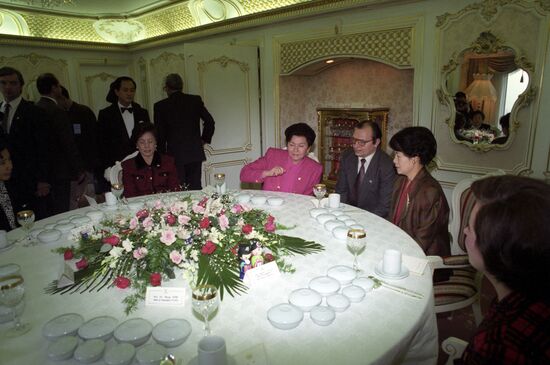 Boris Yeltsin and Naina Yeltsina visit South Korea