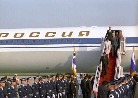 Boris Yeltsin and Naina Yeltsina visit South Korea