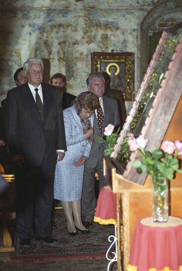 Boris Yeltsin and Naina Yeltsina visit Tolgsky Convent
