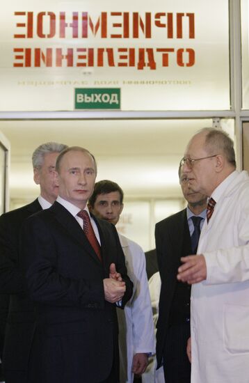 Vladimir Putin visits N.I.Pirogov hospital in Moscow