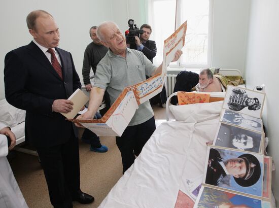 Vladimir Putin visits N.I.Pirogov hospital in Moscow