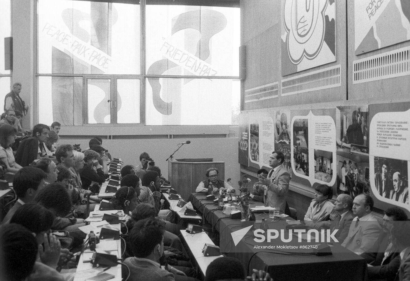 Gennady Strekalov addressing the participants of the 12th WFYS