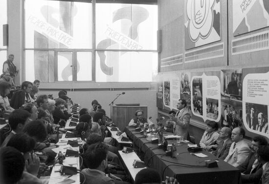 Gennady Strekalov addressing the participants of the 12th WFYS