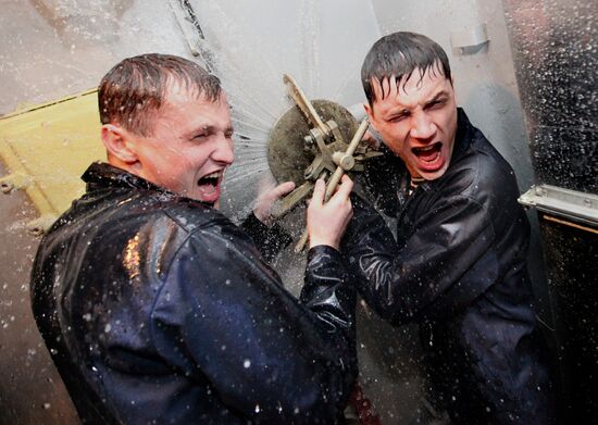 Drills for Pacific Fleet recruits at training center