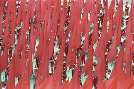 Performance honors 40 years since victory at XII Youth Festival