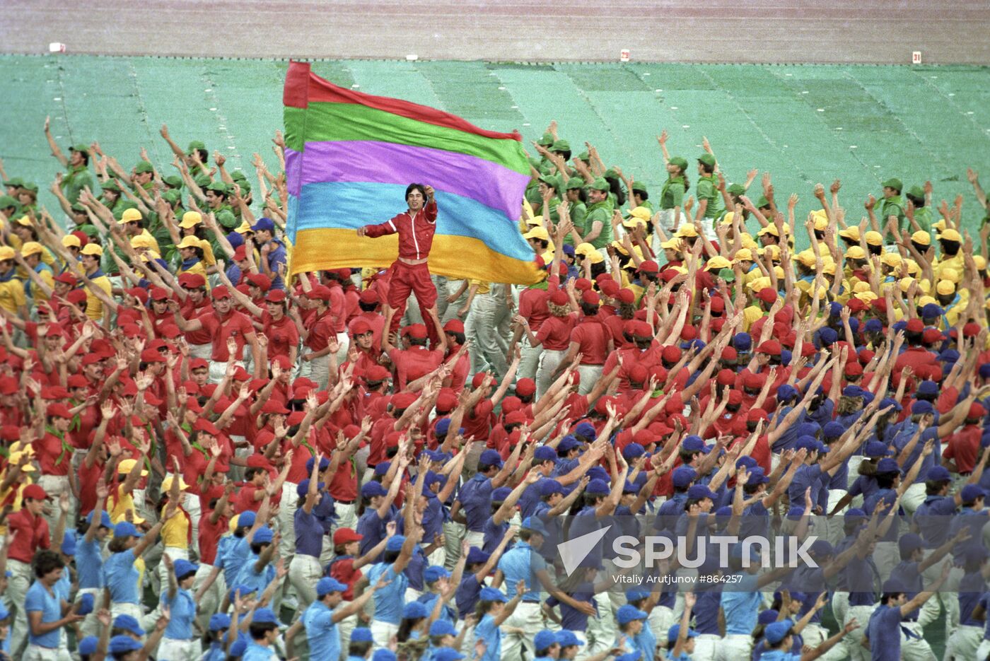 Performance honors 40 years since victory at XII Youth Festival