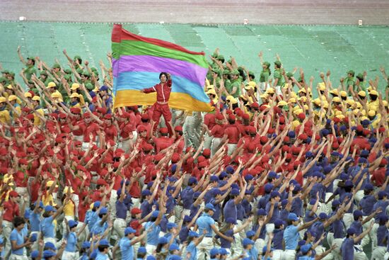 Performance honors 40 years since victory at XII Youth Festival