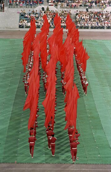 Performance honors 40 years since victory at XII Youth Festival