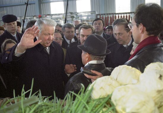 Boris Yeltsin visits the "Southern" city market