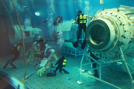 Astronauts train in Zvyozdny Gorodok