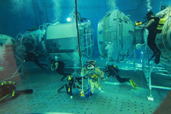 Astronauts train in Zvyozdny Gorodok