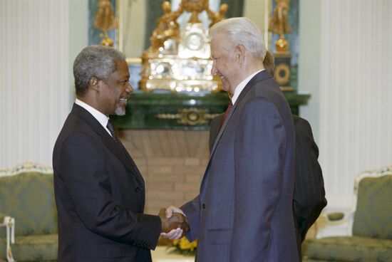 Boris Yeltsin meeting with Kofi Annan