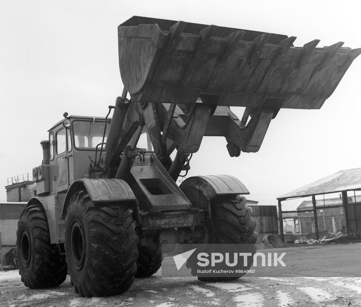 Kirovets K-702 tractor