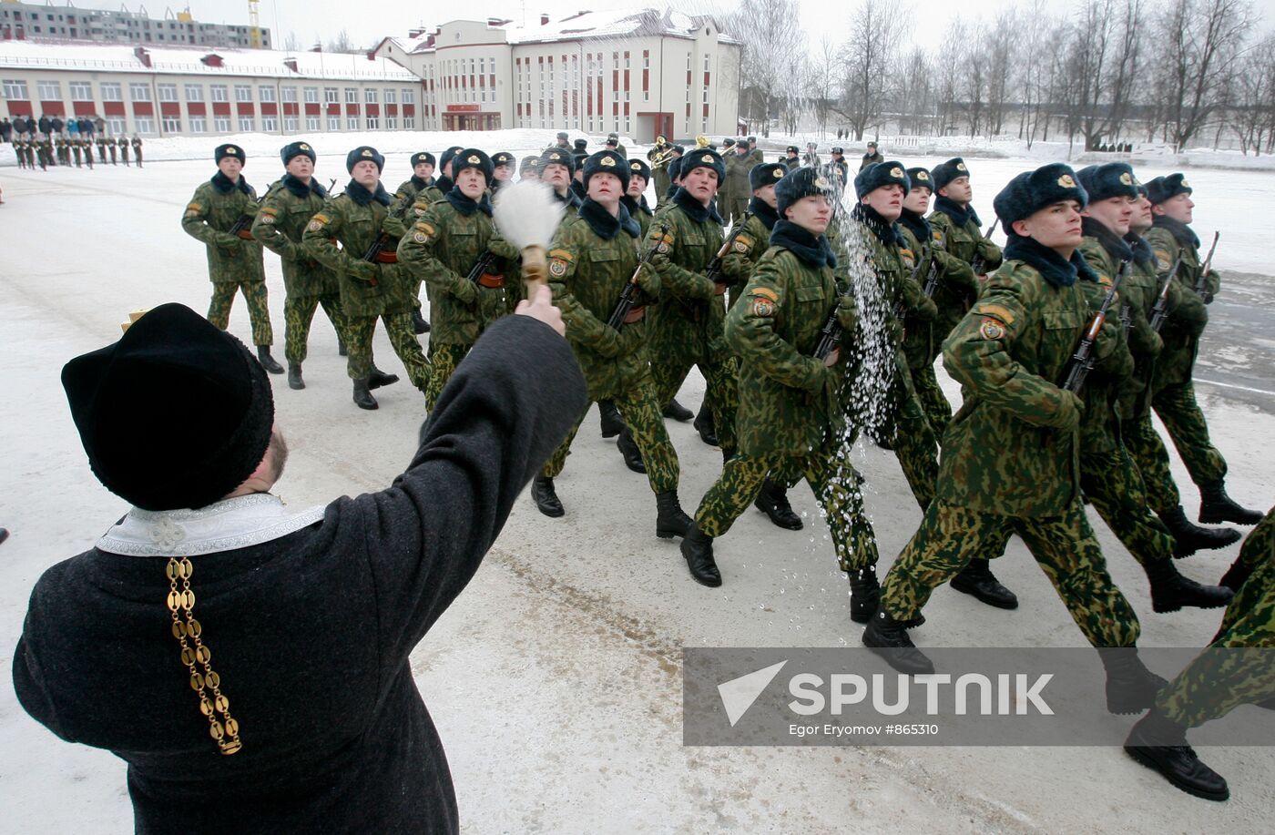 Priest consecrates servicemen of internal troops
