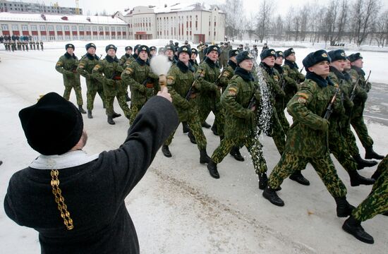 Priest consecrates servicemen of internal troops