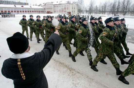 Priest consecrates servicemen of internal troops