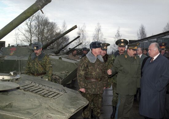 Viktor Chernomyrdin during visit to Ryazan airborne division