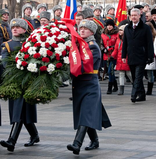 Sergei Sobyanin lays flowers at Tomb of Unknown Soldier
