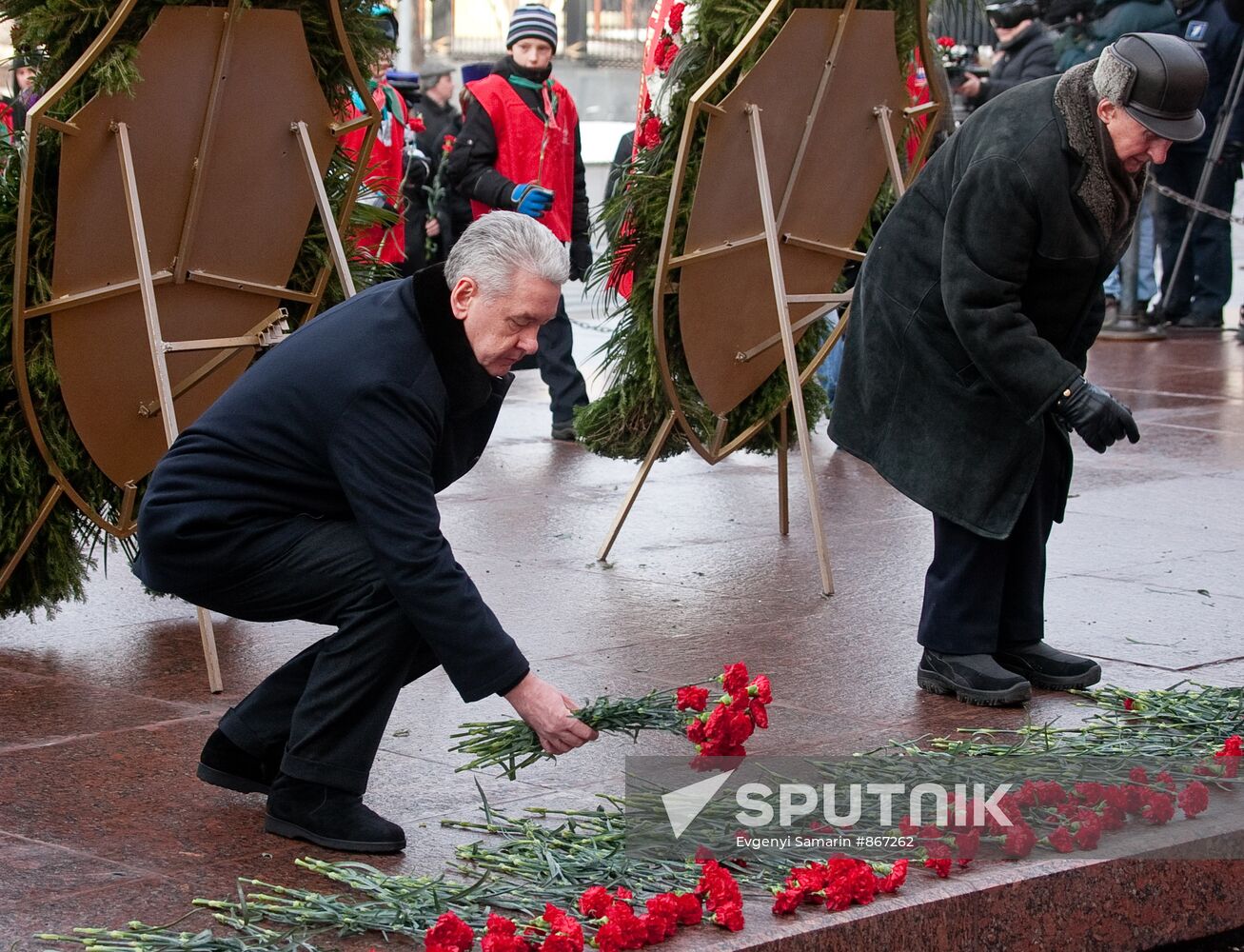 Sergei Sobyanin lays flowers at Tomb of Unknown Soldier