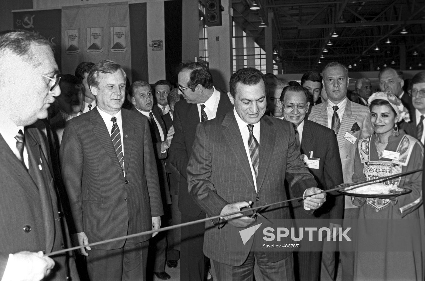 Nikolai Ryzhkov and Hosni Mubarak opening an exhibition