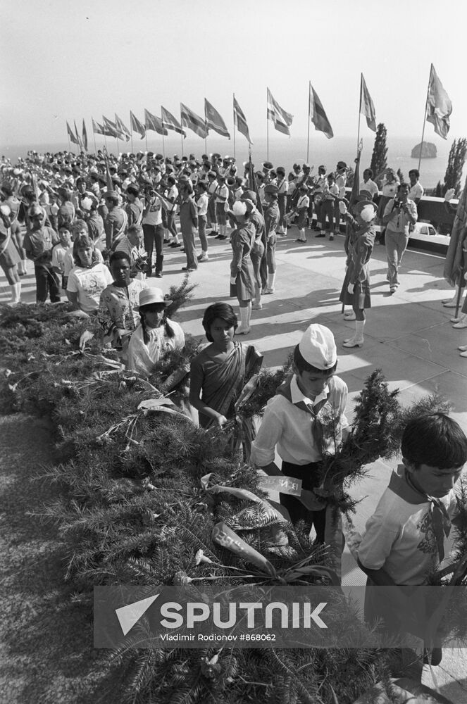 Laying flowers to Lenin's monument