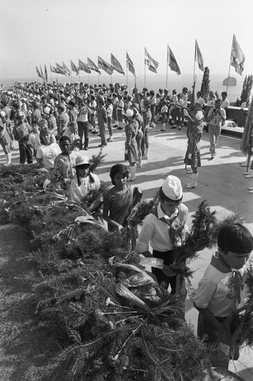 Laying flowers to Lenin's monument