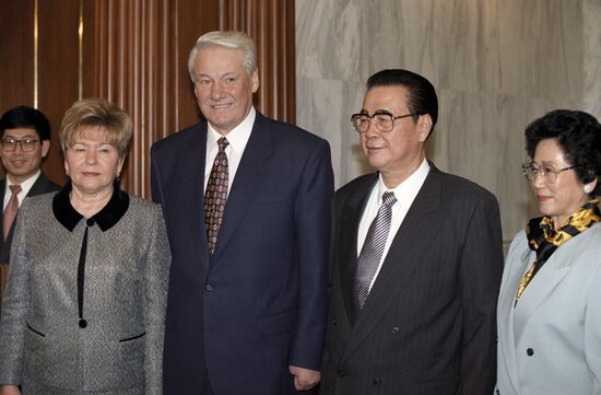 Boris Yeltsin and Li Peng with wives