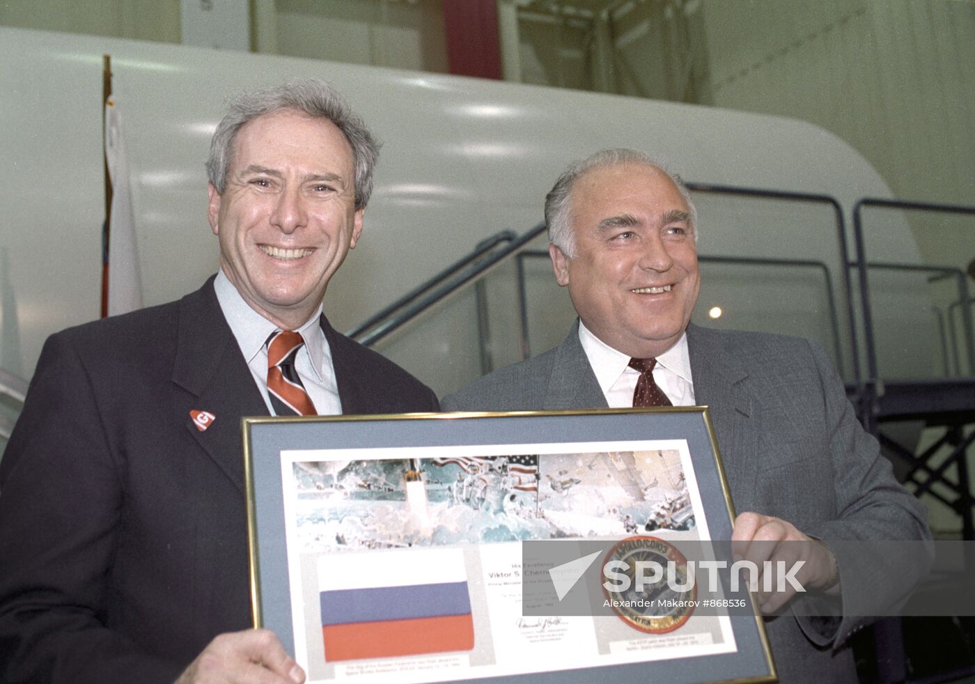 Viktor Chernomyrdin and Daniel Goldin